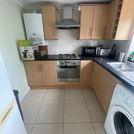 Entire 3 Bedroom Home - Minutes To Emirates Stadium! London Eksteriør billede