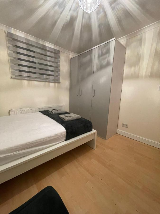 Entire 3 Bedroom Home - Minutes To Emirates Stadium! London Eksteriør billede